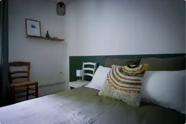 un lit et une décoration simple et minimaliste